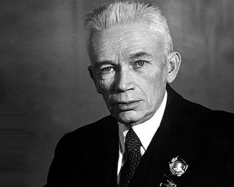 Чорно-білий портрет Олександра Богомольця в темному піджаку та білій сорочці з радянським значком на лацкані