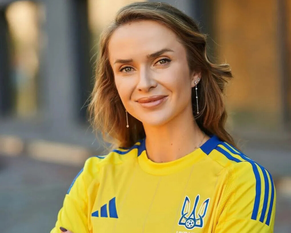 Еліна Світоліна в жовтій футболці з українським гербом